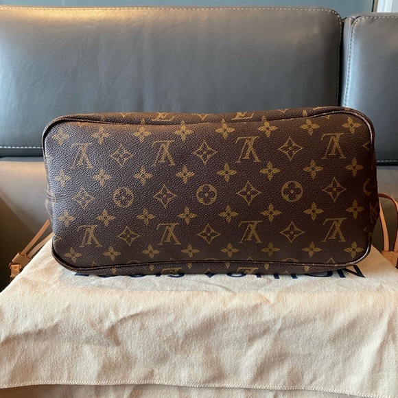 Louis Vuitton Neverfull Bag - Picture 2 of 12